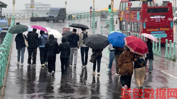 英国天气地图变成了红色和绿色，600英里的可怕暴雨即将袭击英国