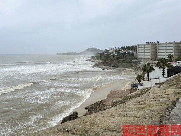 热带风暴伊莱安娜向洛斯卡沃斯度假胜地移动，带来暴雨