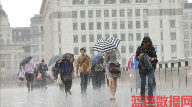 英国天气:新地图显示，英国可能在800英里长的风暴下消失