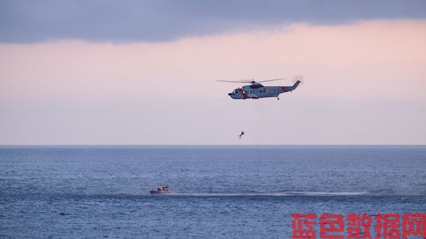 两名英国游客在海上迷失了四天，直到救援人员找到一艘破碎的船