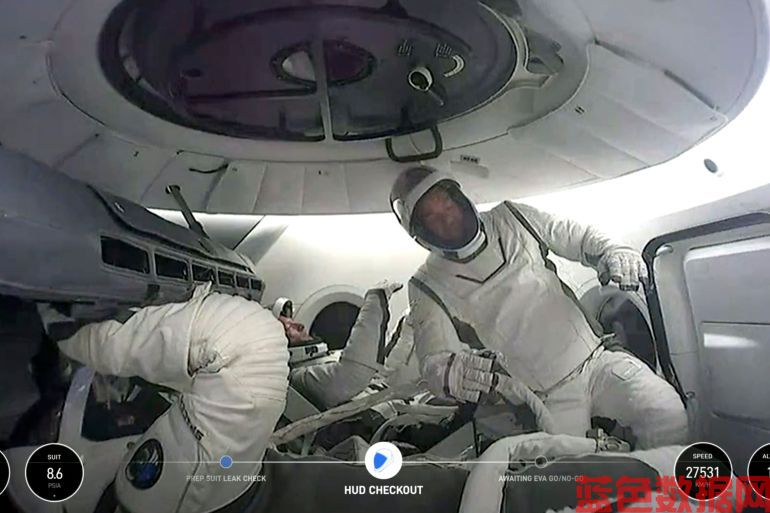 太空探索技术公司的北极星黎明号在首次私人太空行走后返回地球