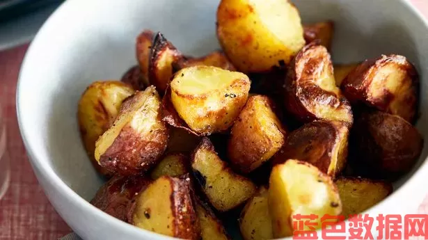 家庭烹饪:香脆蜂蜜蒜和迷迭香烤土豆的“完美”食谱