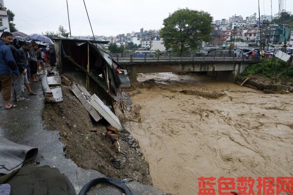 尼泊尔洪水和山体滑坡造成至少100人死亡，数十人失踪