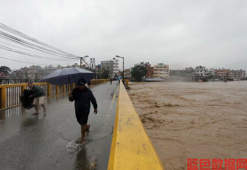 毁灭性的季风雨过后，尼泊尔洪水造成至少148人死亡