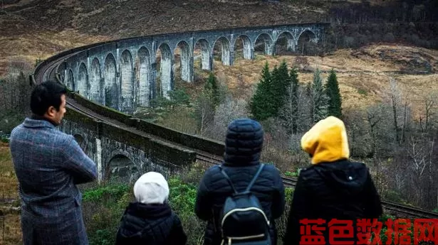 英国当地人建议游客“滚边”，因为美丽的旅游目的地已经被淹没了