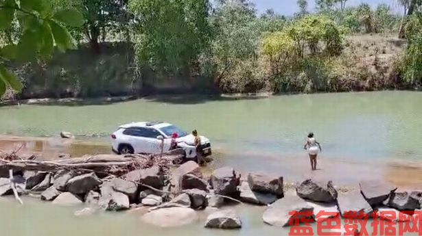 女性因在危险的鳄鱼渡口拍照而遭到抨击