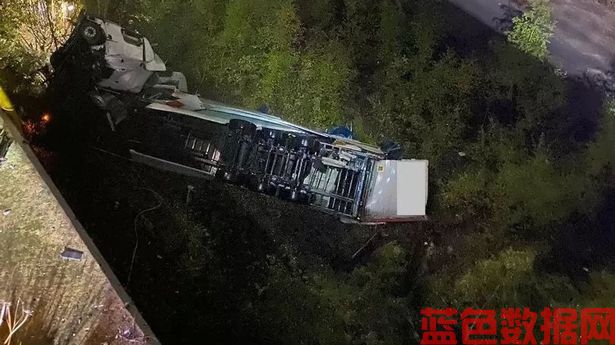 高架桥恐怖事件:一辆卡车坠下60英尺，造成M6公路交通混乱，造成数英里的交通堵塞