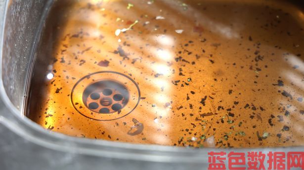 管道专家揭示了不用柱塞就能疏通下水道的天才技巧