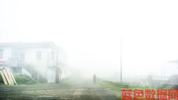 这里是世界上最潮湿的小镇，人们都戴着全身伞，住在隔音的房子里