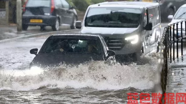 暴雨过后，英国部分地区发布了64个洪水警报，英国被洪水淹没