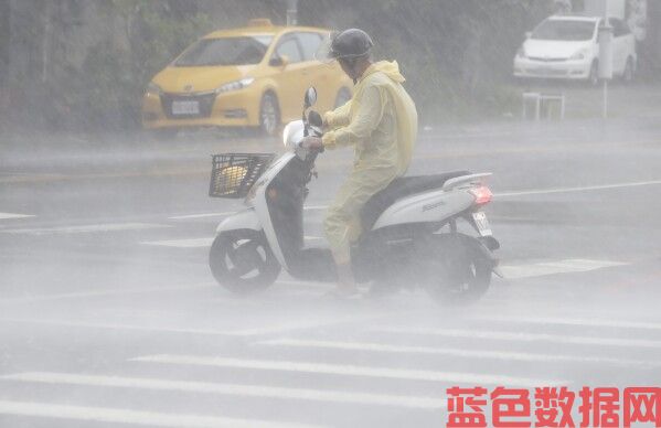 台风“克拉松”在台湾登陆，带来强风和暴雨