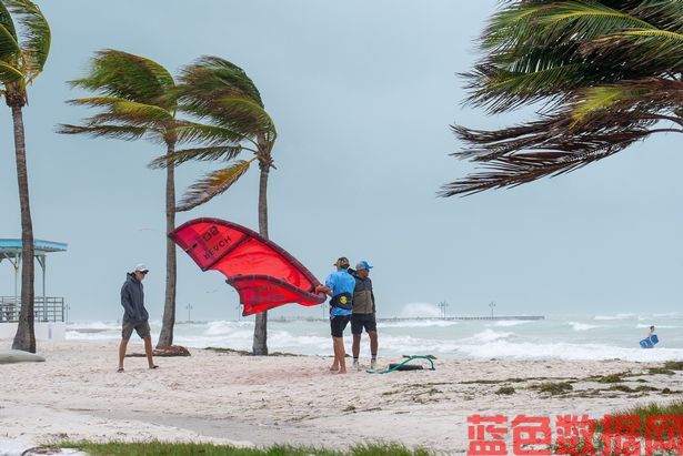 飓风米尔顿:随着世界末日风暴的逼近，佛罗